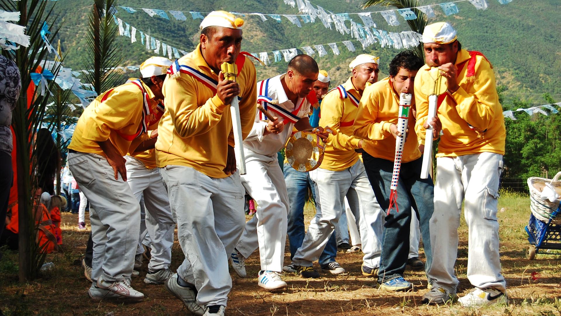 Grupo de hombres bailando