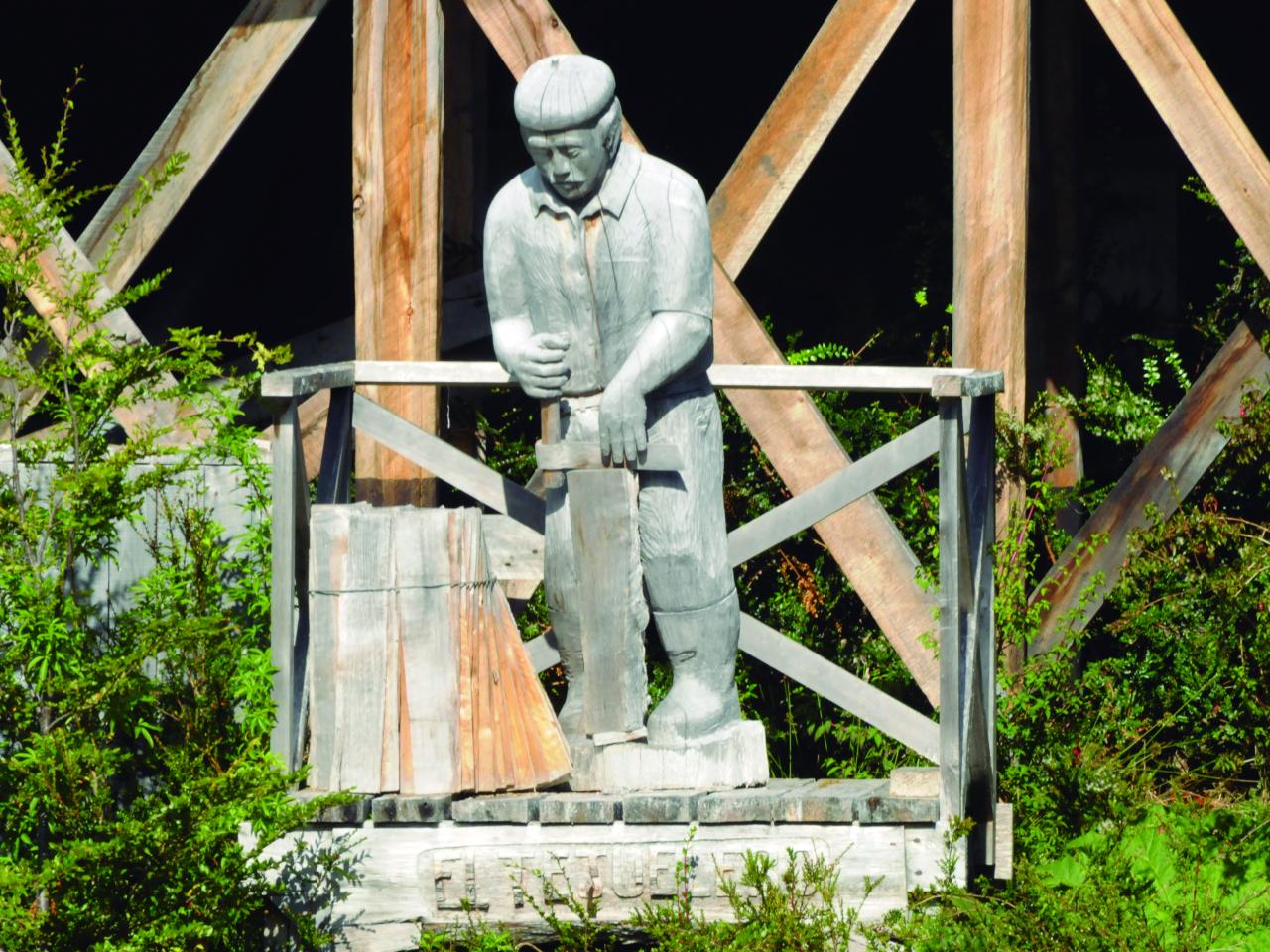 Escultura en honor al tejuelero ubicado en el frontis del Centro Cultural de Caleta Tortel, creado por Olegario Hernández Yefe, THV, 09.02.23 Fotógrafa Susana Villar