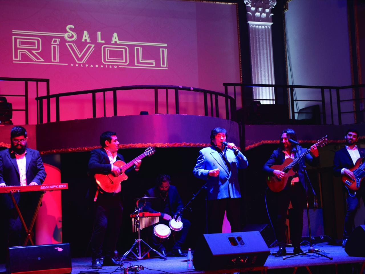 Concierto Luis Alberto Martínez, THV, acompañado por la banda “Los Cantineros&amp;quot;, Sala Rívoli, Valparaíso, 18.01.24.Fotógrafa Susana Villar