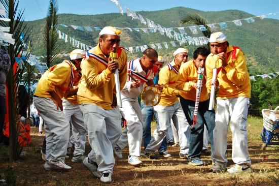 Grupo de hombres bailando